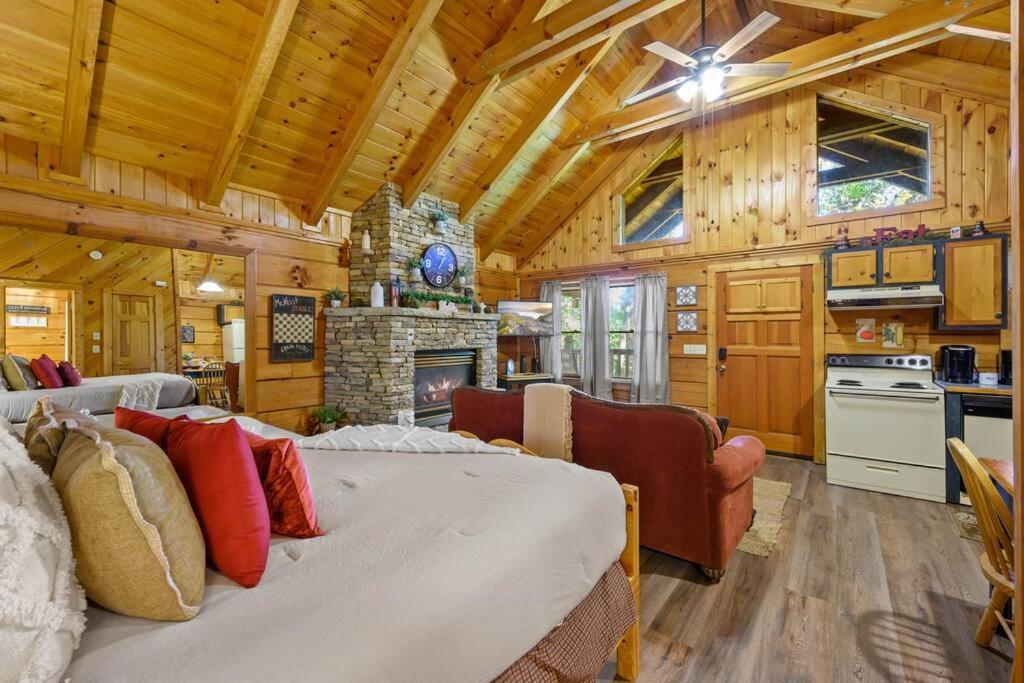 Do Not Disturb - Pigeon Forge Smoky Mountain Studio Cabin, Hot Tub, Fireplace Eksteriør bilde