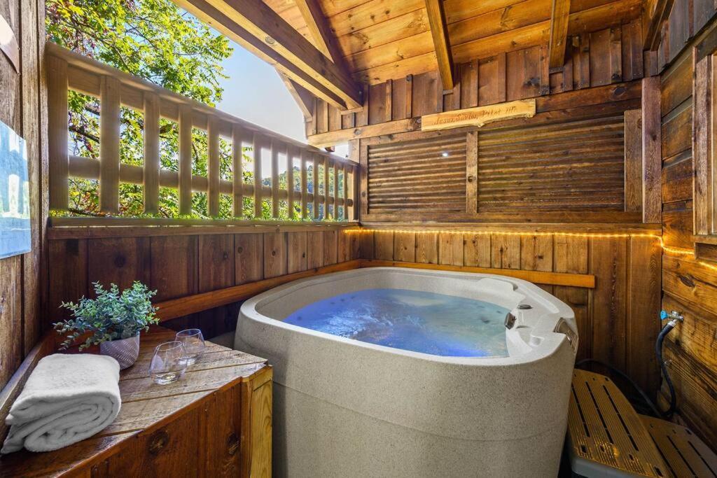 Do Not Disturb - Pigeon Forge Smoky Mountain Studio Cabin, Hot Tub, Fireplace Eksteriør bilde