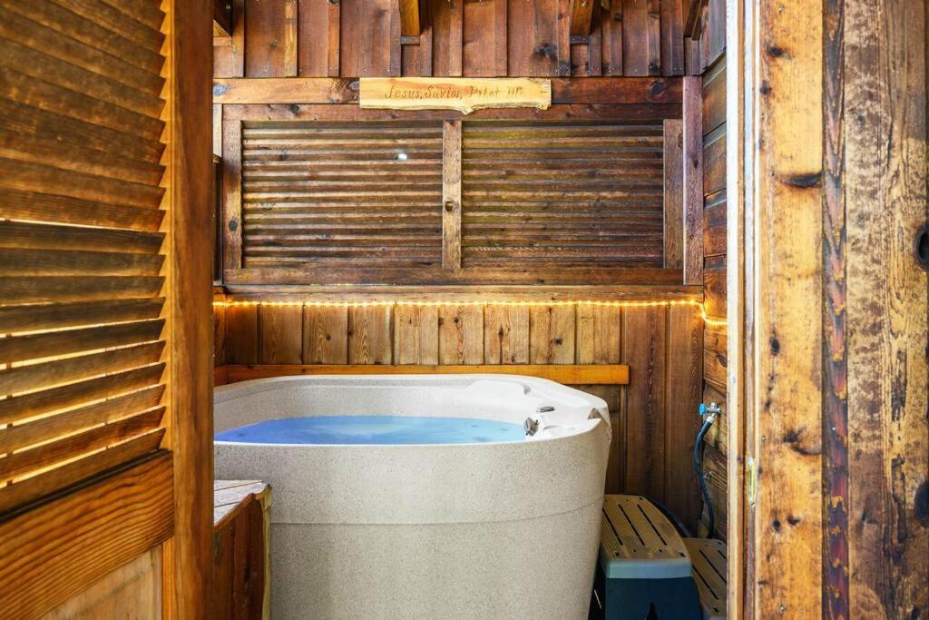 Do Not Disturb - Pigeon Forge Smoky Mountain Studio Cabin, Hot Tub, Fireplace Eksteriør bilde