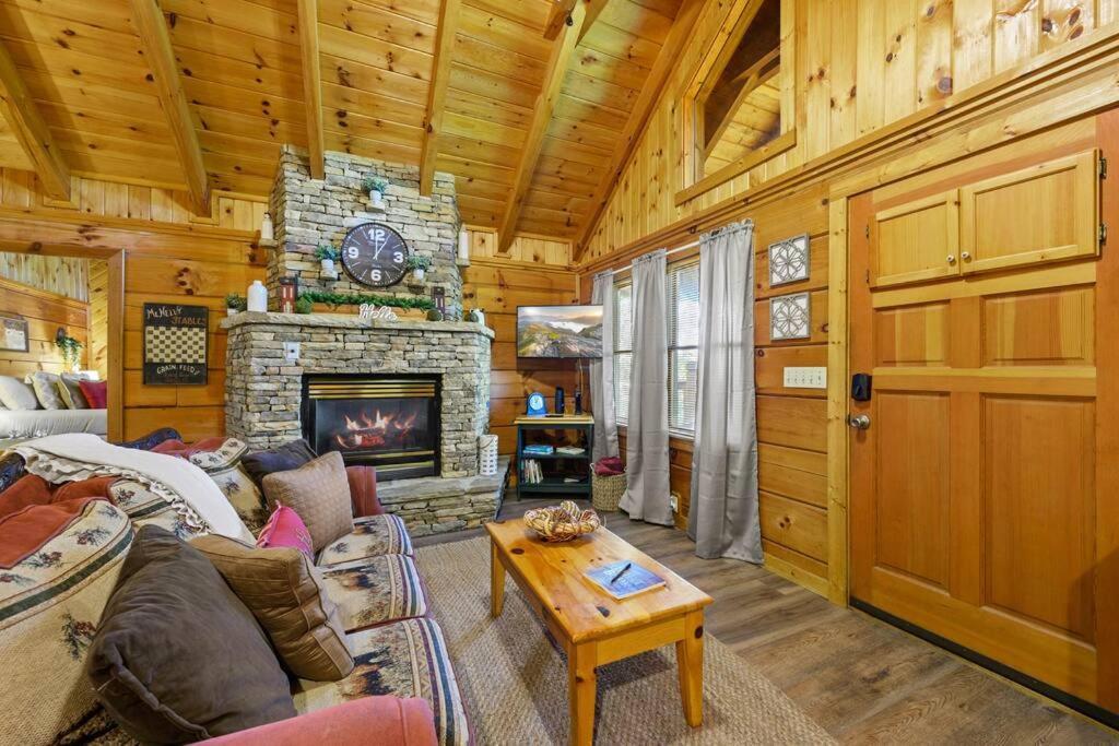 Do Not Disturb - Pigeon Forge Smoky Mountain Studio Cabin, Hot Tub, Fireplace Eksteriør bilde