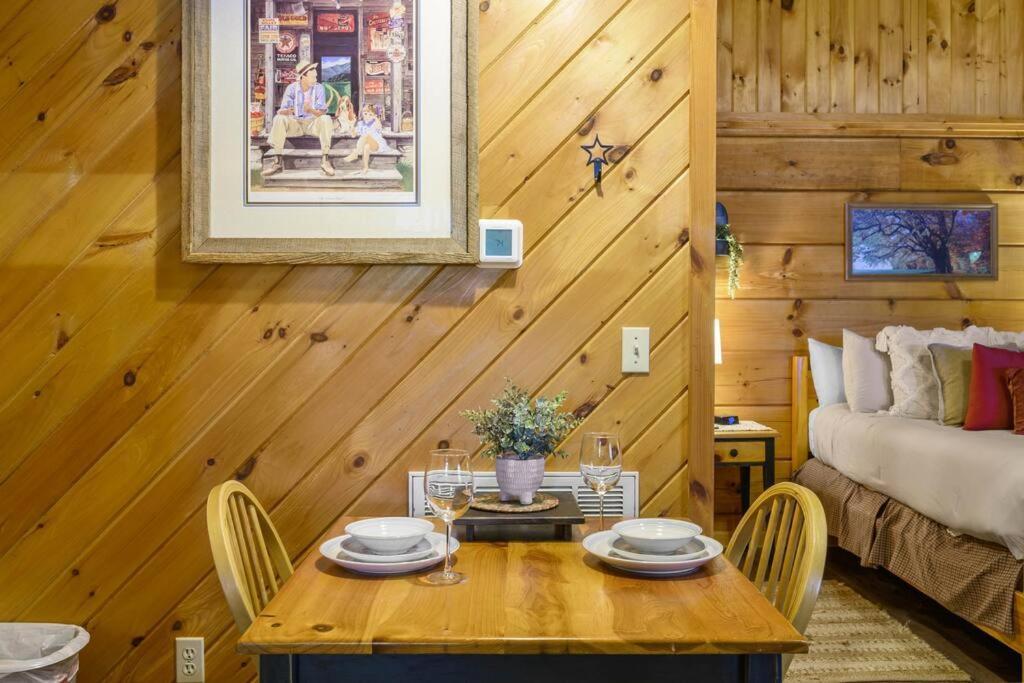 Do Not Disturb - Pigeon Forge Smoky Mountain Studio Cabin, Hot Tub, Fireplace Eksteriør bilde