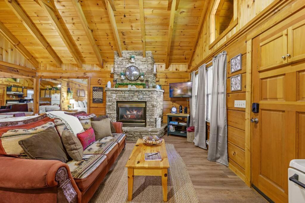 Do Not Disturb - Pigeon Forge Smoky Mountain Studio Cabin, Hot Tub, Fireplace Eksteriør bilde